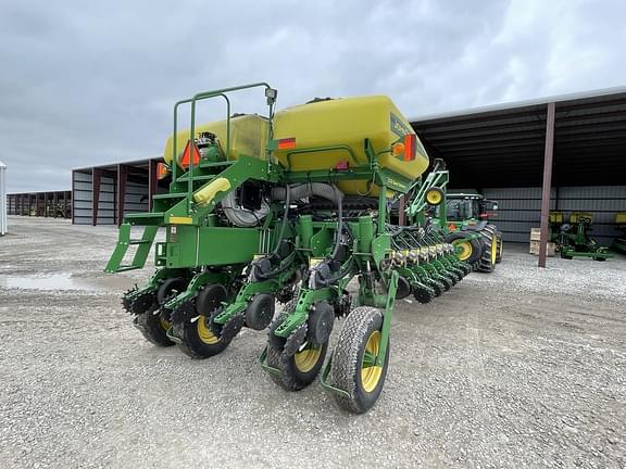 Image of John Deere 1770 equipment image 2