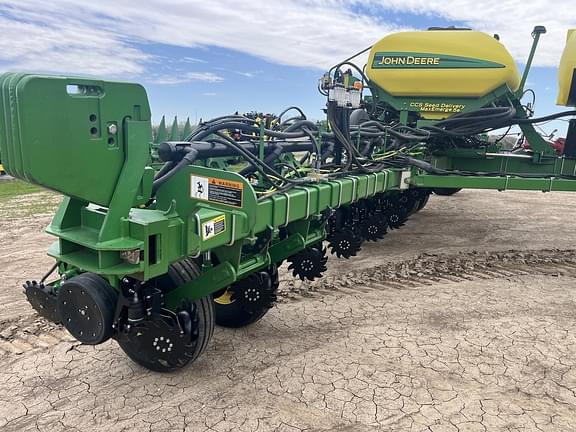Image of John Deere 1775 equipment image 3