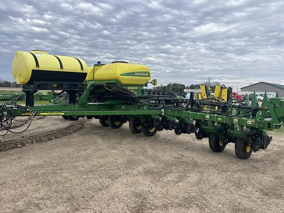 Image of John Deere 1775 equipment image 2