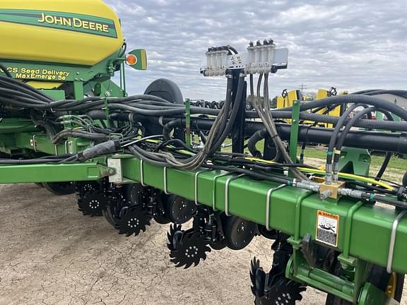 Image of John Deere 1775 equipment image 4