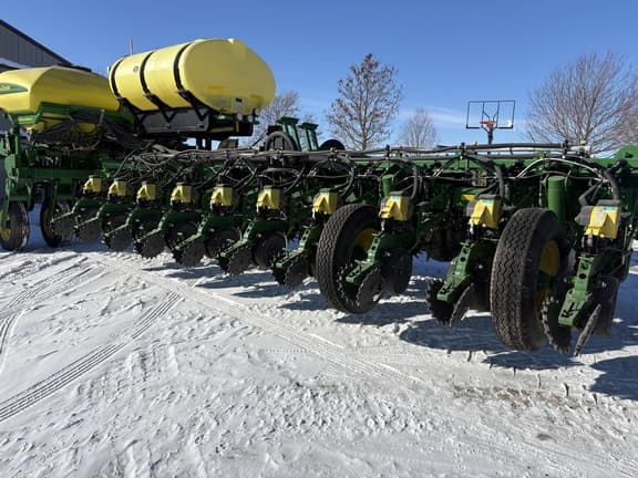 Image of John Deere 1770 equipment image 1