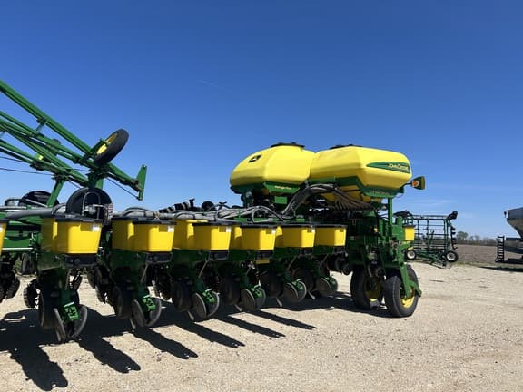 Image of John Deere 1770 equipment image 1