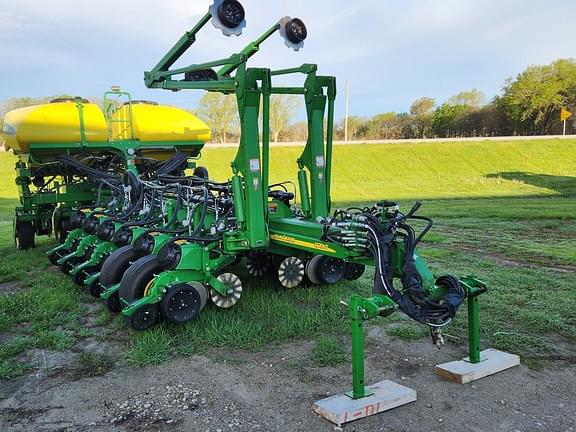 Image of John Deere 1770 equipment image 1