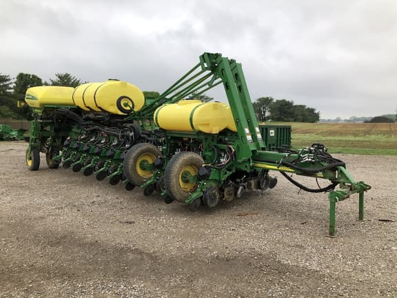 Image of John Deere 1770 equipment image 1