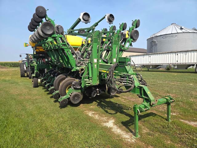 Image of John Deere 1790 equipment image 1