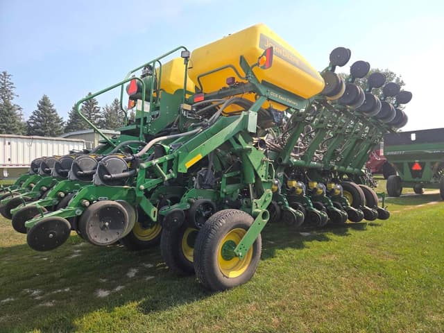 Image of John Deere 1790 equipment image 4