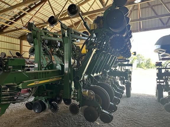 Image of John Deere 1790 equipment image 2