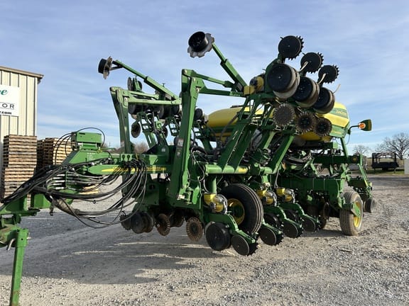 2011 John Deere 1790 Equipment Image0