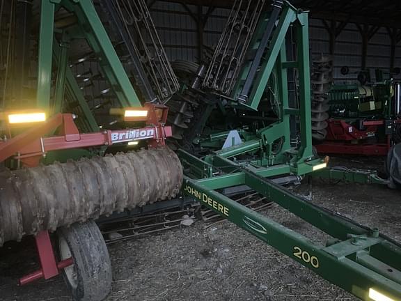 Image of John Deere 200 equipment image 1