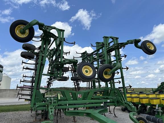 Image of John Deere 2210 equipment image 1