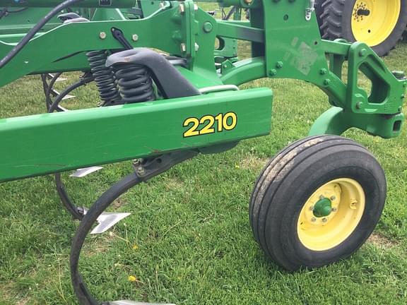 Image of John Deere 2210 equipment image 4
