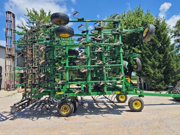 Image of John Deere 2210 equipment image 1