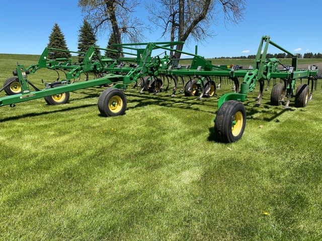 Image of John Deere 2210 equipment image 1