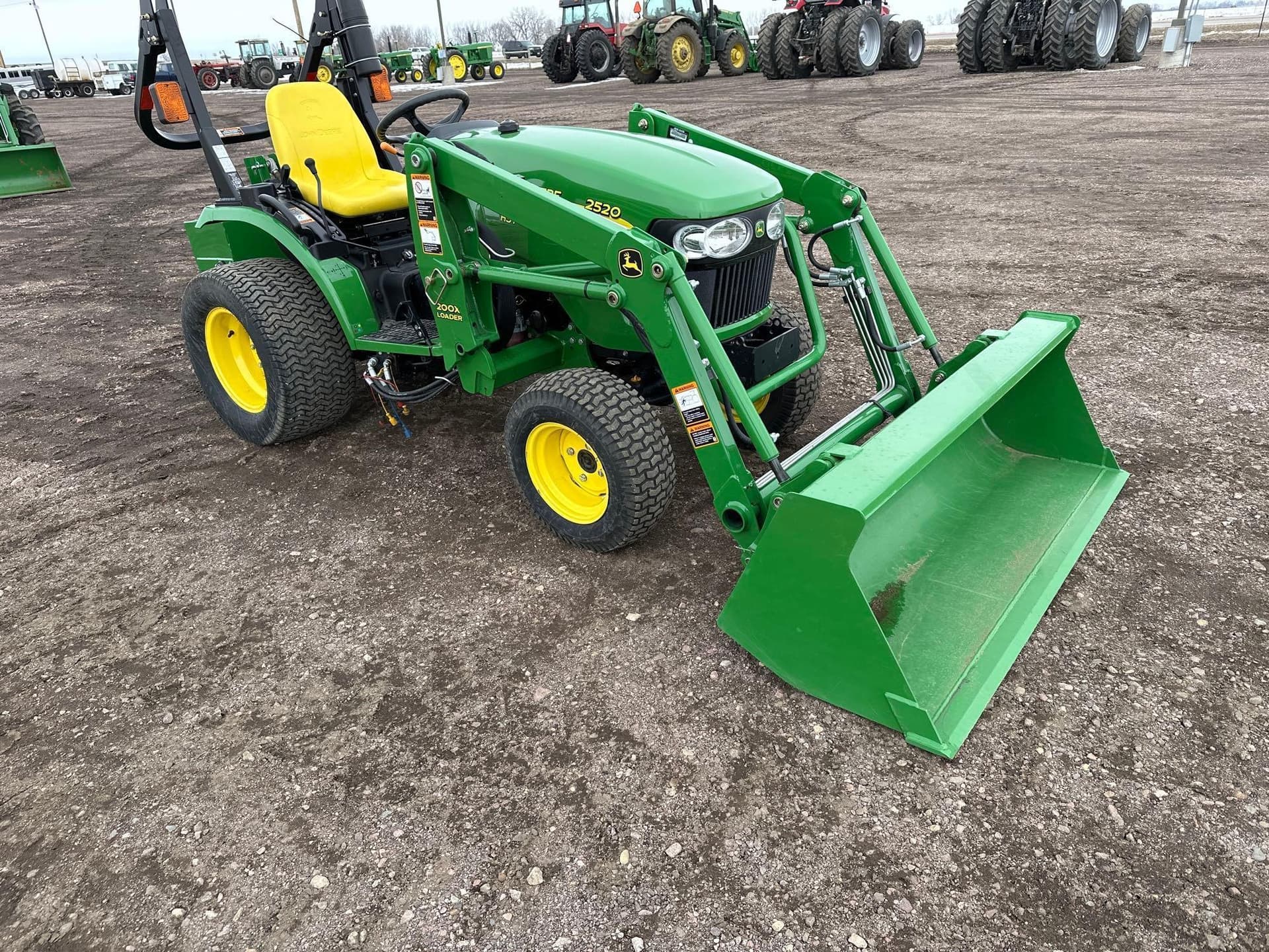 Tractor Zoom 2011 John Deere 2520