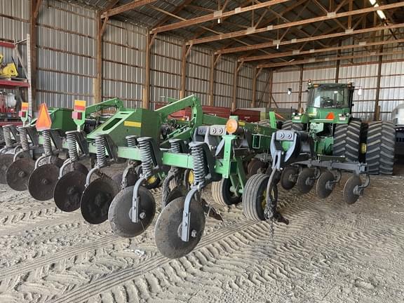 Image of John Deere 2700 equipment image 1