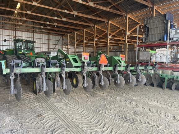 Image of John Deere 2700 equipment image 2