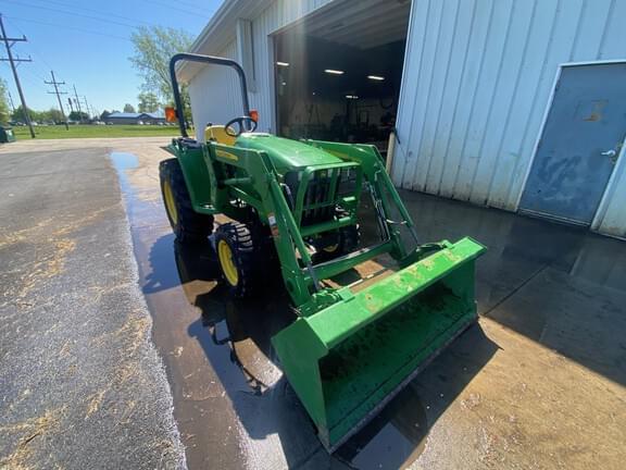 Image of John Deere 3032E equipment image 4
