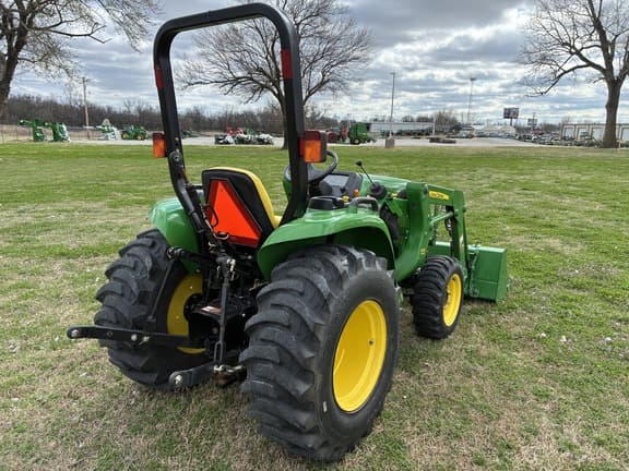Image of John Deere 3032E equipment image 4