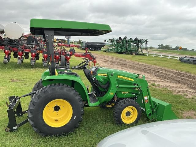 Image of John Deere 3038E equipment image 4