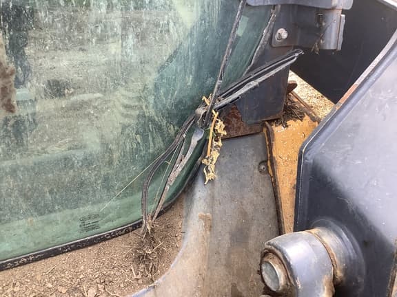Image of John Deere 323D equipment image 4