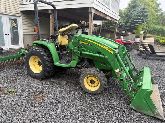2011 John Deere 3320 Equipment Image0