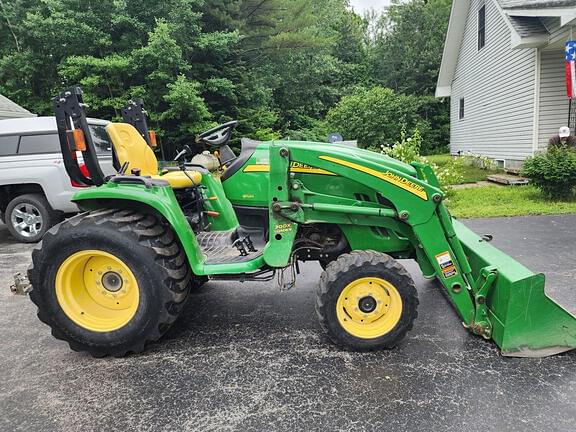 Image of John Deere 3320 equipment image 2