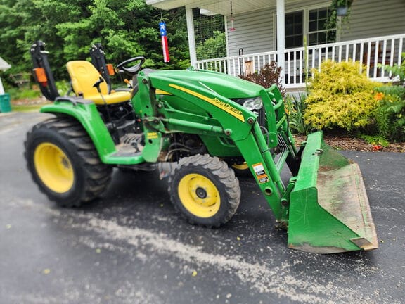 2011 John Deere 3320 Equipment Image0