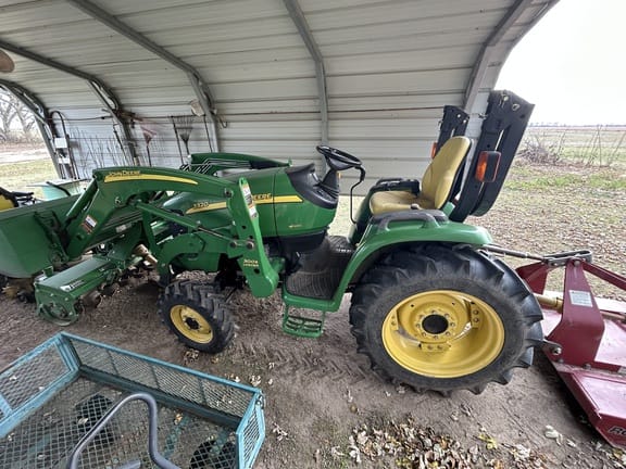 2011 John Deere 3320 Equipment Image0