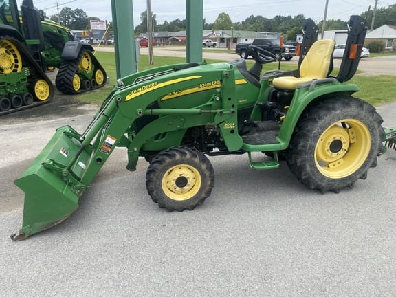 2011 John Deere 3320 Equipment Image0
