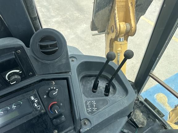 Image of John Deere 410J equipment image 3