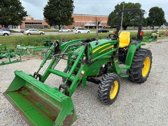 Image of John Deere 4120 equipment image 1