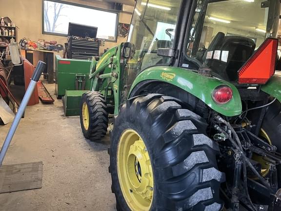 Image of John Deere 4320 equipment image 4