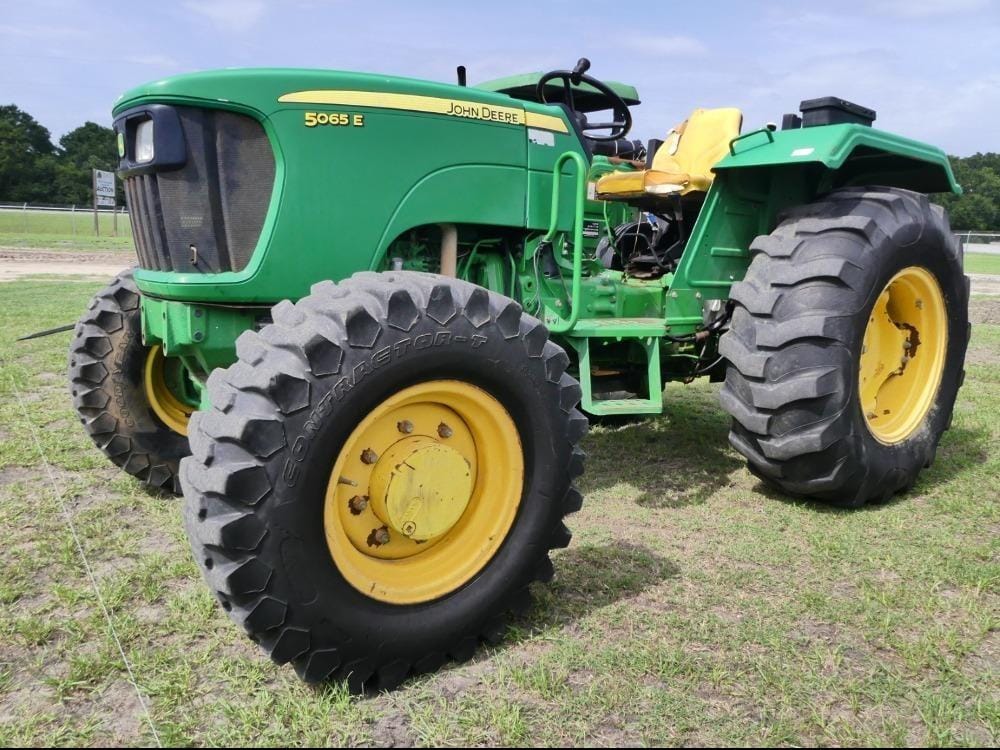 2011 John Deere 5065E Equipment Image0