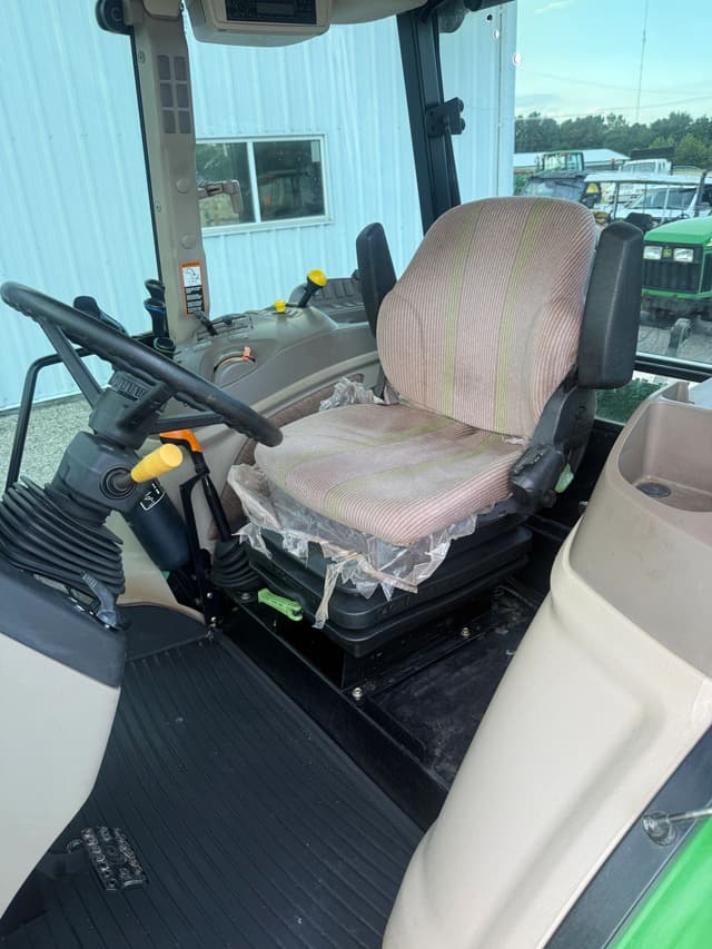 Image of John Deere 5075M equipment image 4