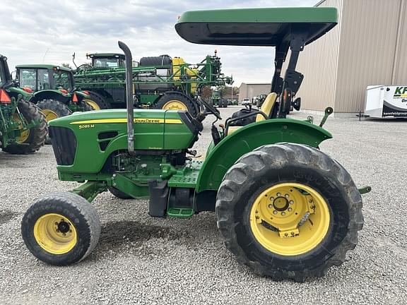 Image of John Deere 5085M equipment image 1