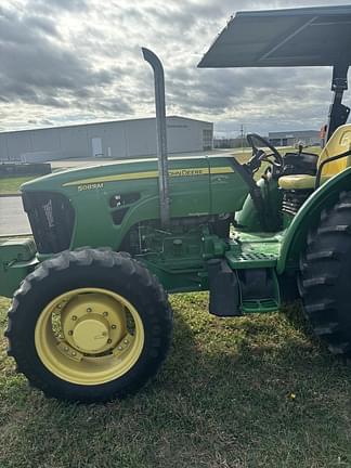 Image of John Deere 5085M equipment image 4