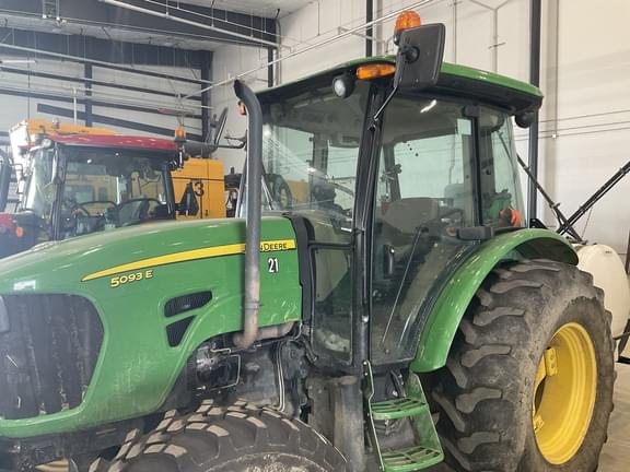 Image of John Deere 5093E equipment image 3