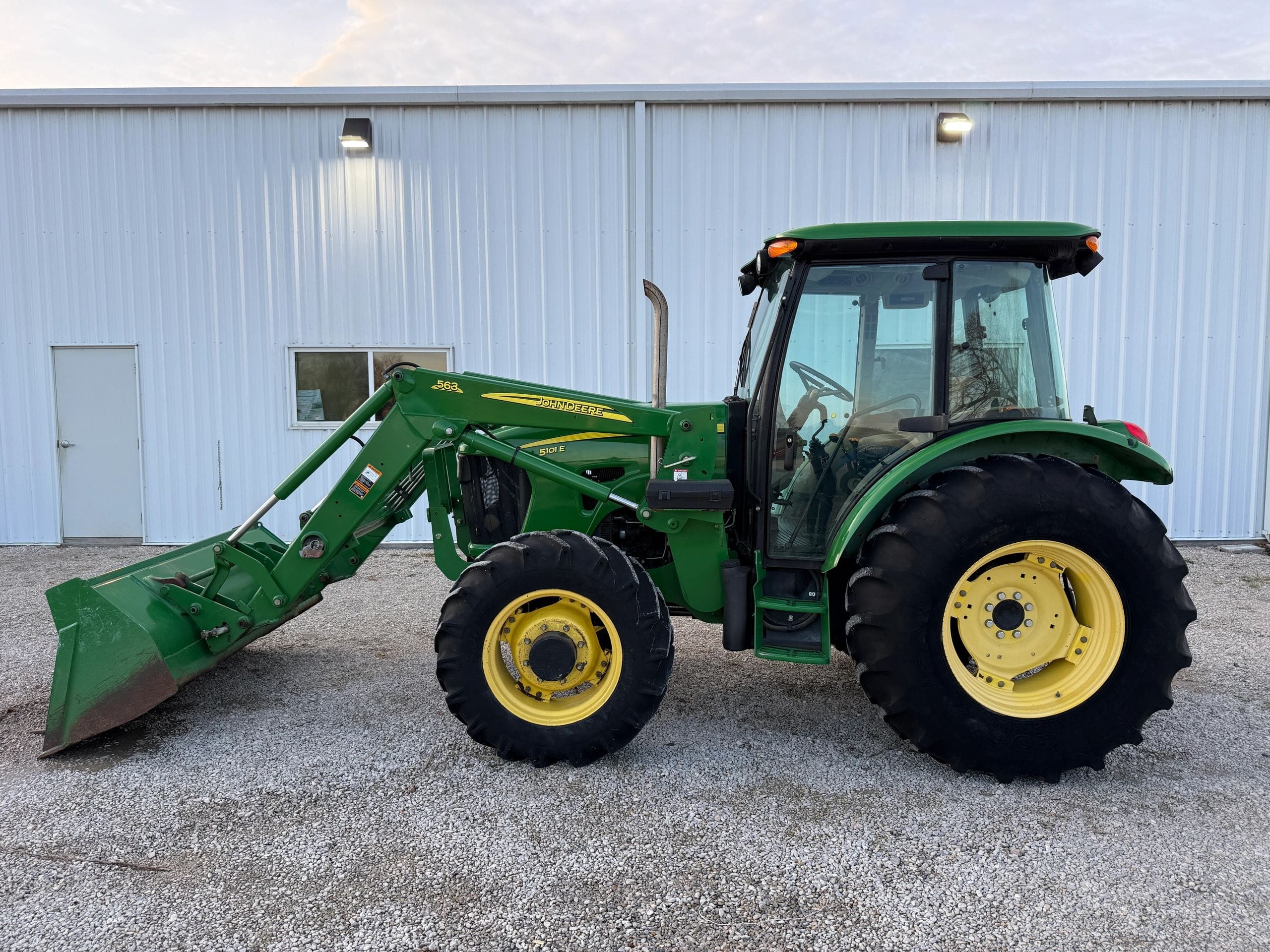 2011 John Deere 5101E Equipment Image0
