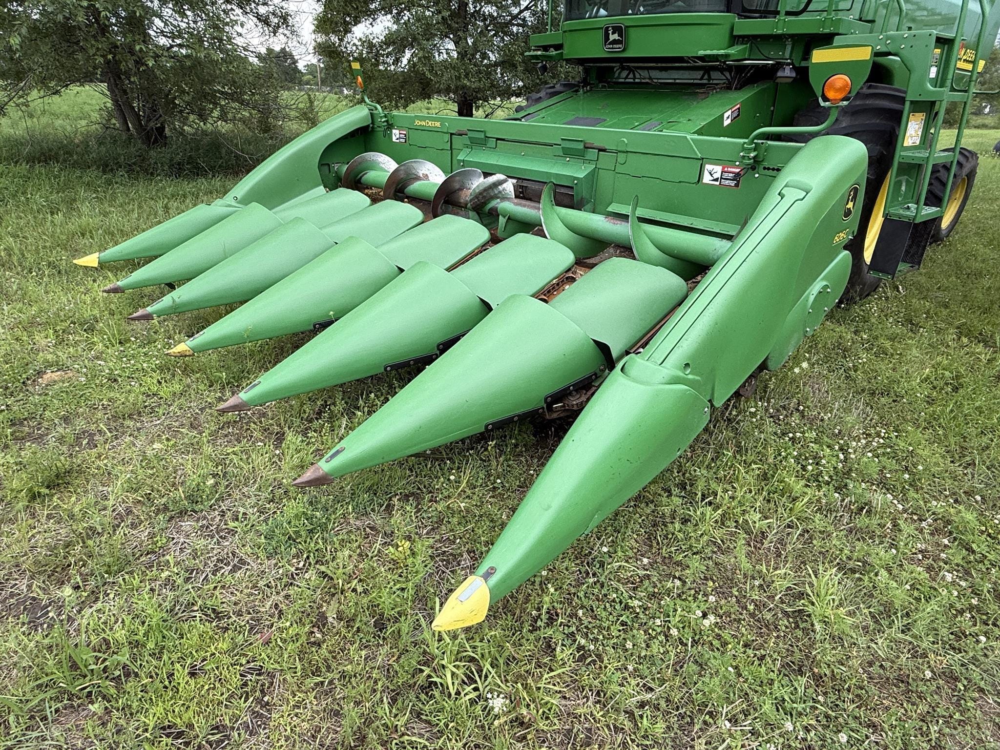 2011 John Deere 606C Equipment Image0