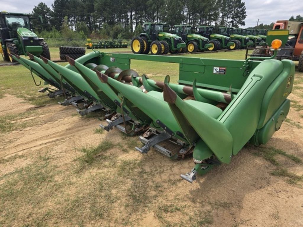 2011 John Deere 606C Equipment Image0
