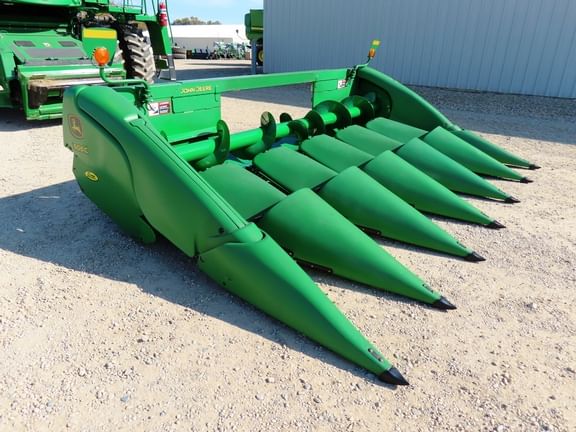 2011 John Deere 606C Equipment Image0