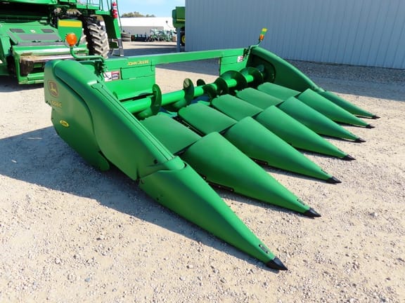 2011 John Deere 606C Equipment Image0