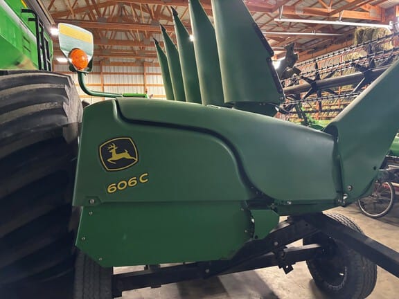 2011 John Deere 606C Equipment Image0