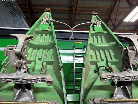 Image of John Deere 606C equipment image 3