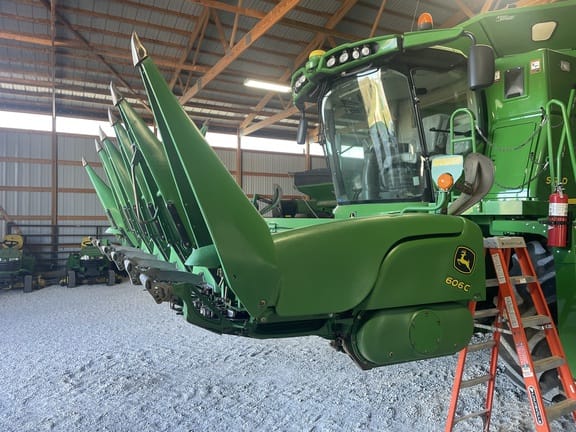 2011 John Deere 606C Equipment Image0