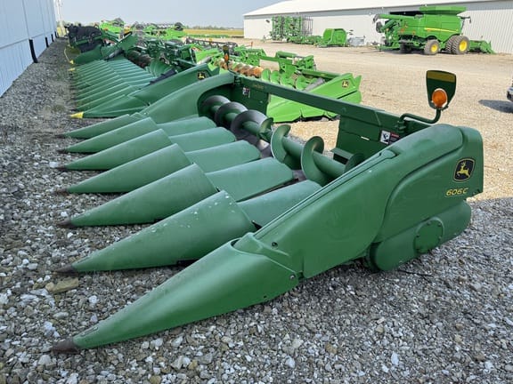 2011 John Deere 606C Equipment Image0