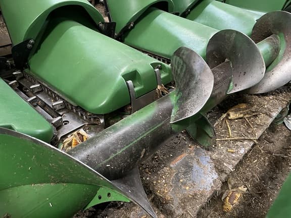 Image of John Deere 606C equipment image 4