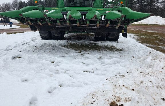 2011 John Deere 606C Equipment Image0