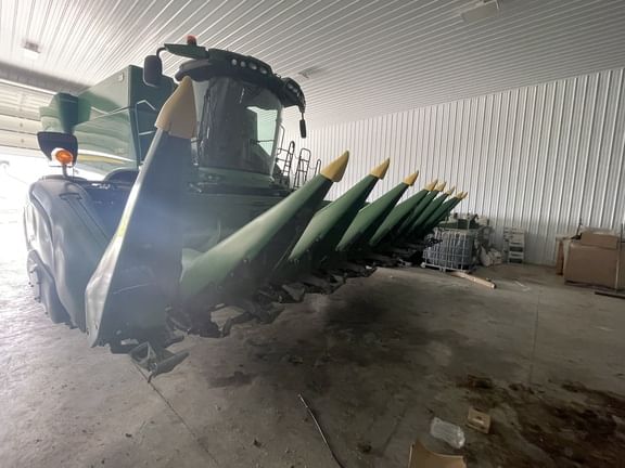 2011 John Deere 608C Equipment Image0