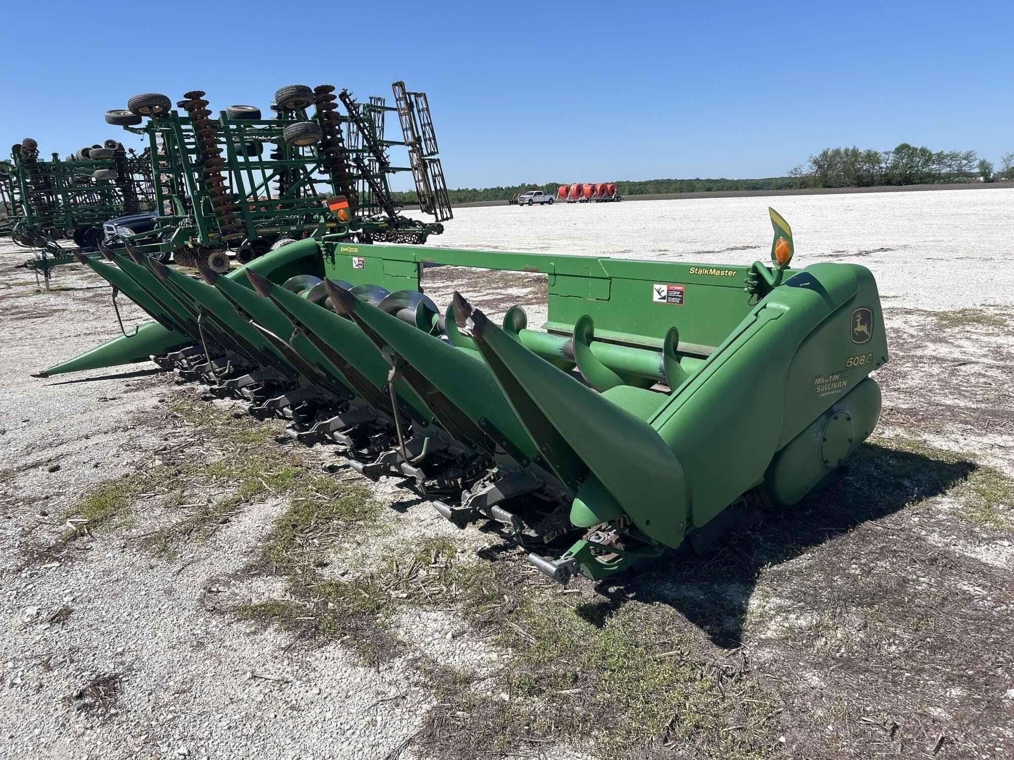 2011 John Deere 608C Equipment Image0